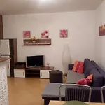 Apartament Tosia Miesci Sie W Poblizu Plazy Zachodniej 450 M. Do Dyspozycji Jest Tez Maly Ogrodek Z Miejscem Na Wypicie Porannej Kawy. Na Osiedlu Sasiadujacym Ze Sklepem Netto Oraz Zabka, Znajduje Sie Plac Zabaw Dla Dzieci Oraz Boisko Do Gry W Pilke.