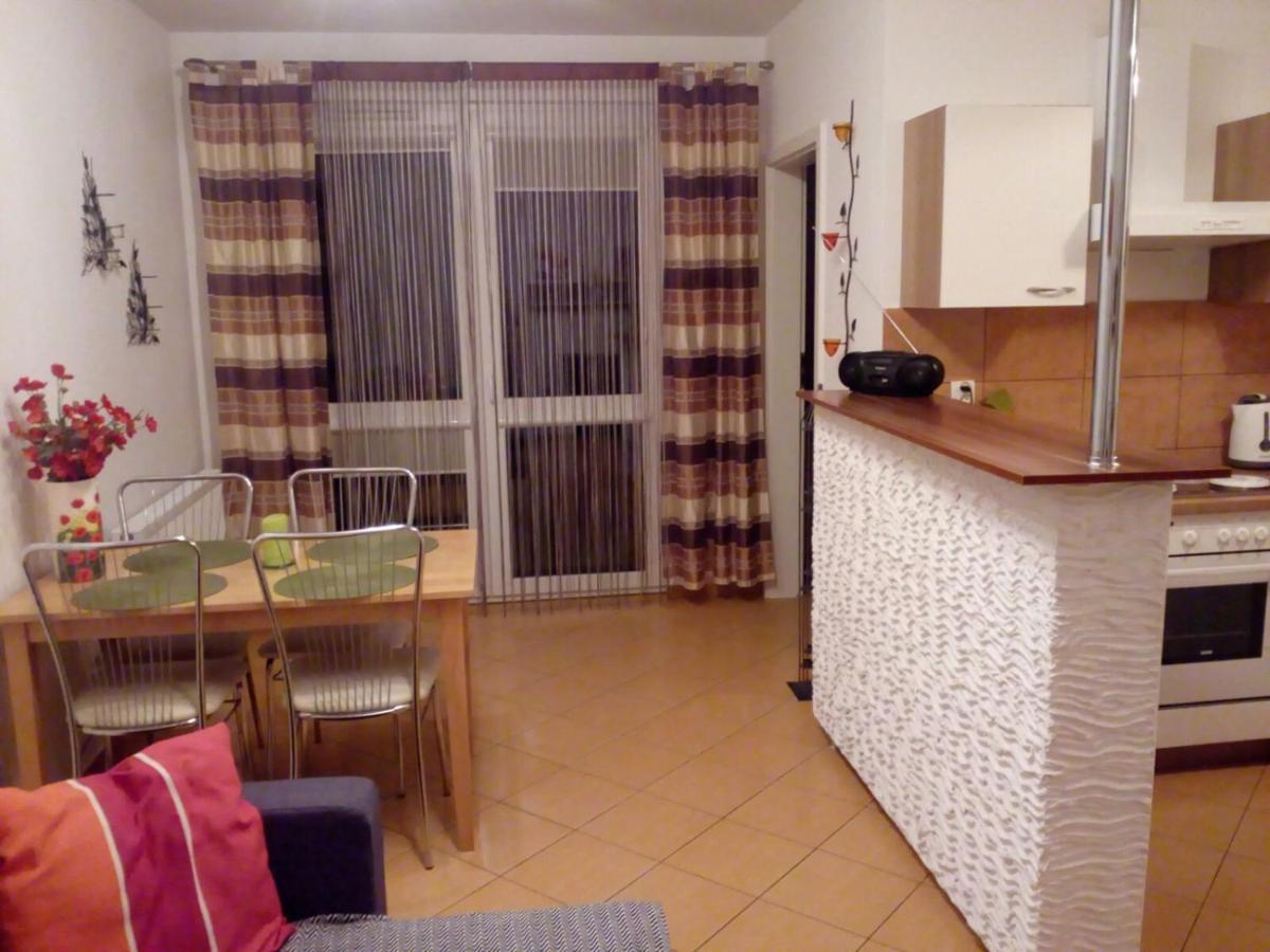 Apartment Tosia Miesci Sie W Poblizu Plazy Zachodniej 450 M. Do Dyspozycji Jest Tez Maly Ogrodek Z Miejscem Na Wypicie Porannej Kawy. Na Osiedlu Sasiadujacym Ze Sklepem Netto Oraz Zabka, Znajduje Sie Plac Zabaw Dla Dzieci Oraz Boisko Do Gry W Pilke. *