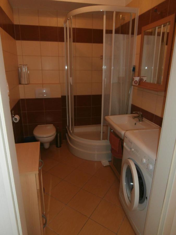 Tosia Miesci Sie W Poblizu Plazy Zachodniej 450 M. Do Dyspozycji Jest Tez Maly Ogrodek Z Miejscem Na Wypicie Porannej Kawy. Na Osiedlu Sasiadujacym Ze Sklepem Netto Oraz Zabka, Znajduje Sie Plac Zabaw Dla Dzieci Oraz Boisko Do Gry W Pilke. *
