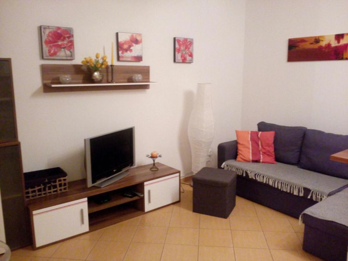 Apartment Tosia Miesci Sie W Poblizu Plazy Zachodniej 450 M. Do Dyspozycji Jest Tez Maly Ogrodek Z Miejscem Na Wypicie Porannej Kawy. Na Osiedlu Sasiadujacym Ze Sklepem Netto Oraz Zabka, Znajduje Sie Plac Zabaw Dla Dzieci Oraz Boisko Do Gry W Pilke.